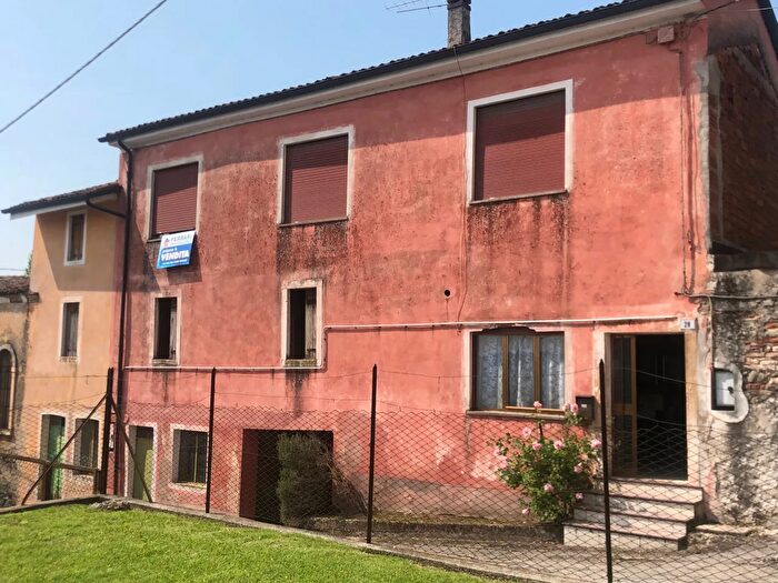 Casa quadrilocale in vendita in Via Scoladori, Brogliano