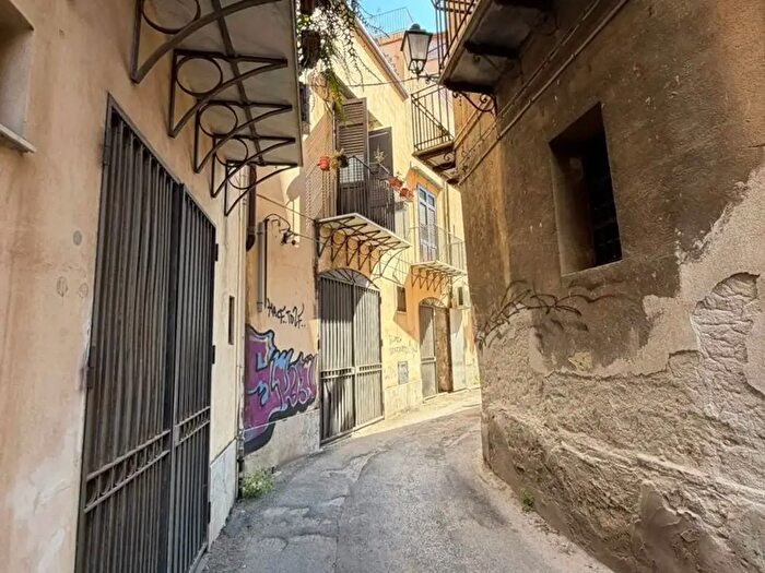 Appartamento con 5 locali in vendita in Vicolo Cassarelli, Palermo