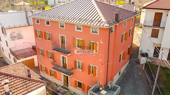 Casa con 17 locali in vendita in Via Tavella Paularo, Paularo