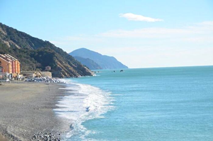 Casa quadrilocale in vendita in Via Battaglione Zinara, Deiva Marina