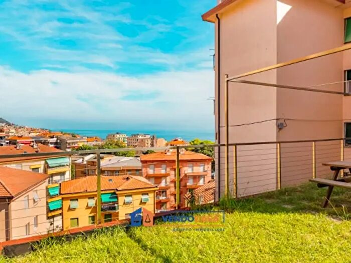 Appartamento trilocale in vendita in Via Giancarlo Bagnasco, Varazze