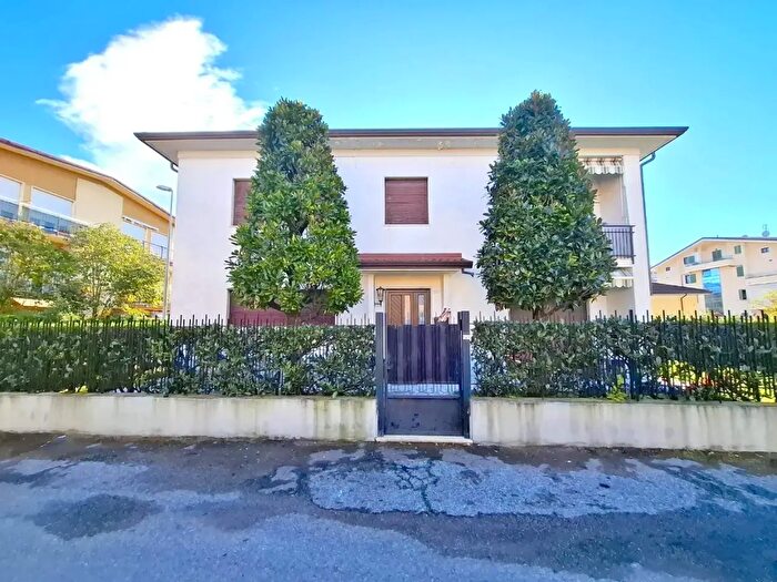 Casa con 11 locali in vendita in Carrara