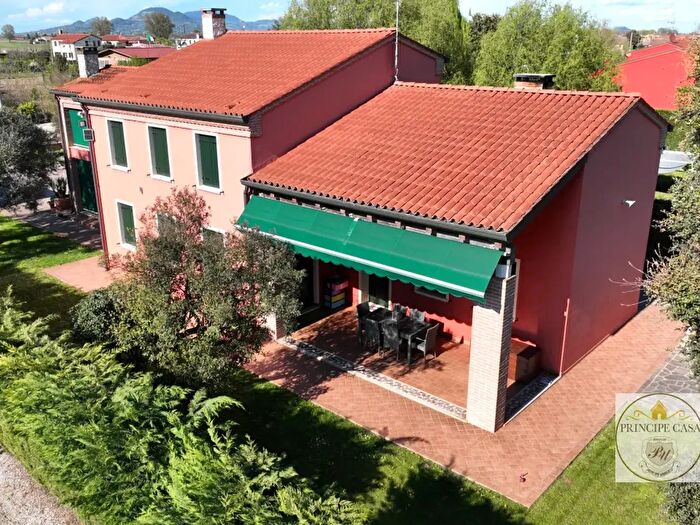 Casa quadrilocale in vendita in Villa Estense