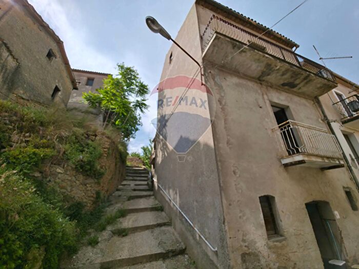 Casa con 5 locali in vendita in Via Costantinopoli, Torano Castello