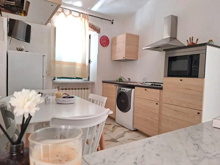 Casa con 10 locali in vendita in Carrara