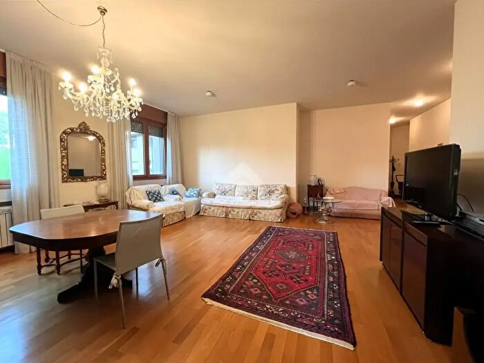 Appartamento quadrilocale in vendita in Via Montello, Treviso