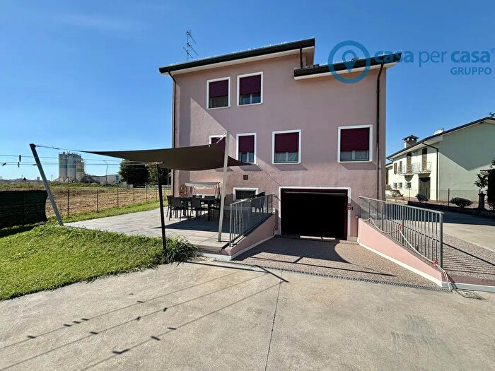 Casa con 5 locali in vendita in Copparo