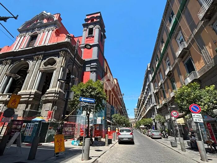Appartamento con 5 locali in vendita in Via Pisanelli, Napoli