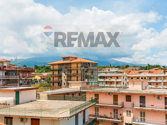 Appartamento con 6 locali in vendita in Via Michele La Spina, Acireale