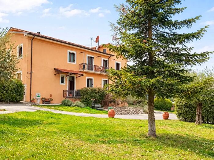 Casa con 14 locali in vendita in Stroncone