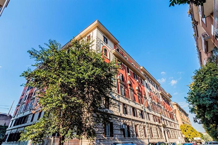 Appartamento trilocale in vendita in Via R Montecuccoli, Roma