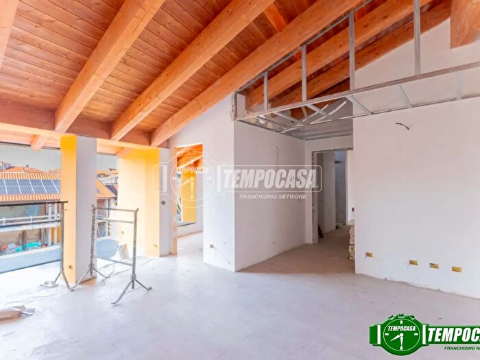 Appartamento trilocale in vendita in Via Madonna Pellegrina, Bareggio