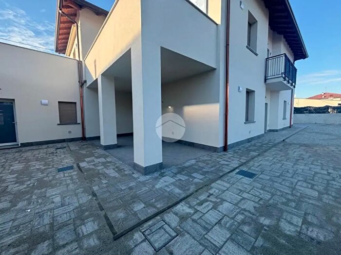 Appartamento trilocale in vendita in Via Antonio Locatelli, Bariano