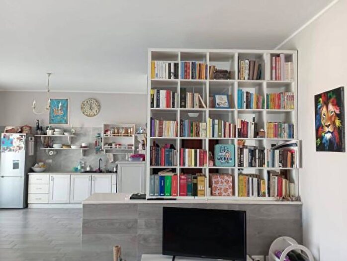 Appartamento quadrilocale in vendita in Via N Rocco, Mondragone