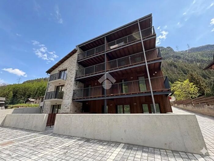 Appartamento trilocale in vendita in Via Nazionale, Valdisotto