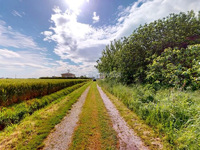 Appartamento con 6 locali in vendita in Via Molino Molino Albergati C, Cento