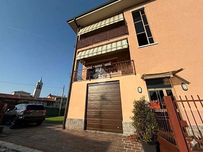 Casa trilocale in vendita in Via Abruzzo, Cantu