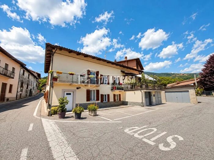 Casa con 12 locali in vendita in Piazza Vittorio Veneto, Netro