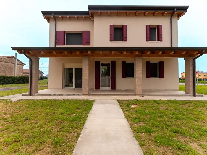 Casa quadrilocale in vendita in Correzzola