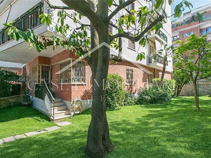 Appartamento con 6 locali in vendita in Via Ludovico di Breme, Roma