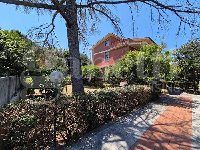 Casa con 9 locali in vendita in Via d'Annunzio, Anzio