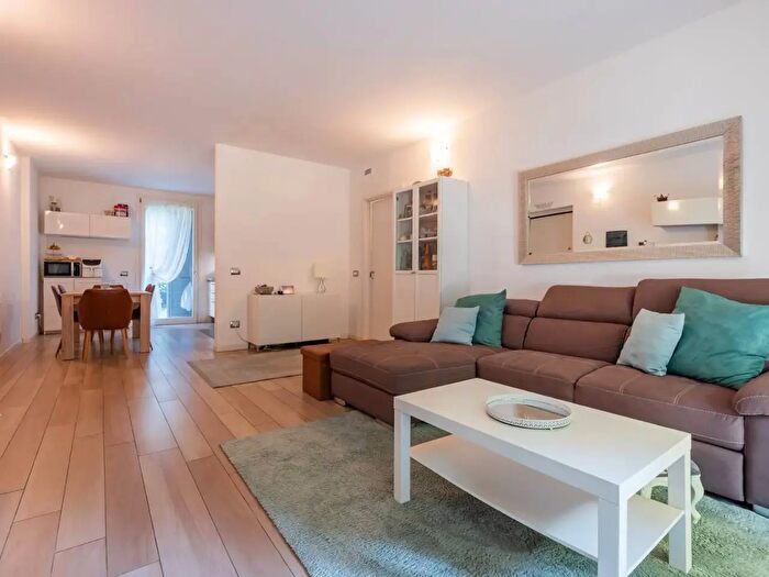 Appartamento con 5 locali in vendita in Via Volta, Gallarate