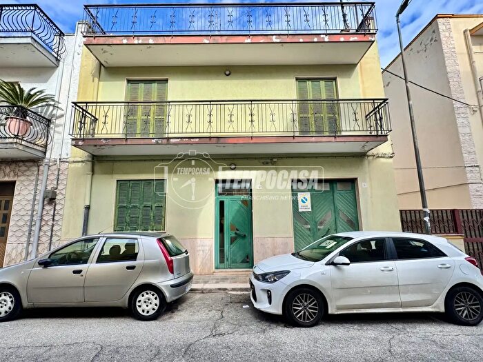Casa con 6 locali in vendita in Via Pietro Nenni, Capurso