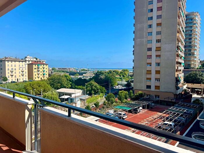 Appartamento quadrilocale in vendita in Via Opisso Genova, Genova