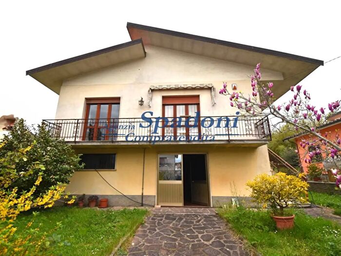 Casa con 6 locali in vendita in Uzzano