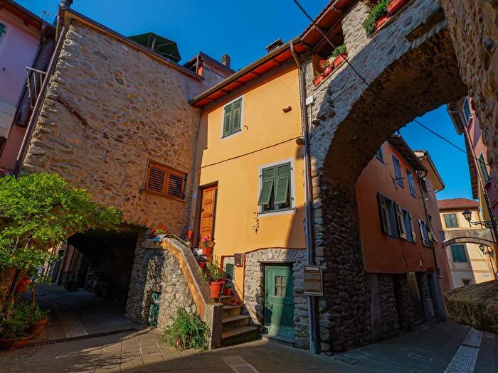 Appartamento con 6 locali in vendita in Via Olivo, Brugnato
