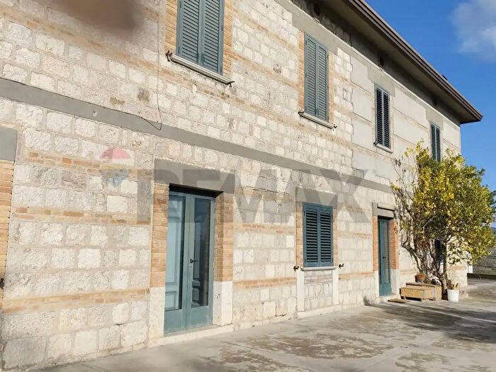 Casa con 18 locali in vendita in Via dei Mercuri, Benevento