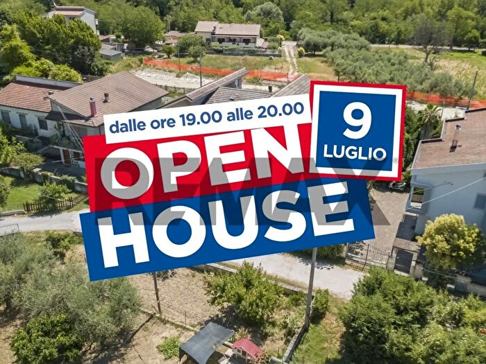 Appartamento con 9 locali in vendita in Via delle Nazioni Unite, Alanno