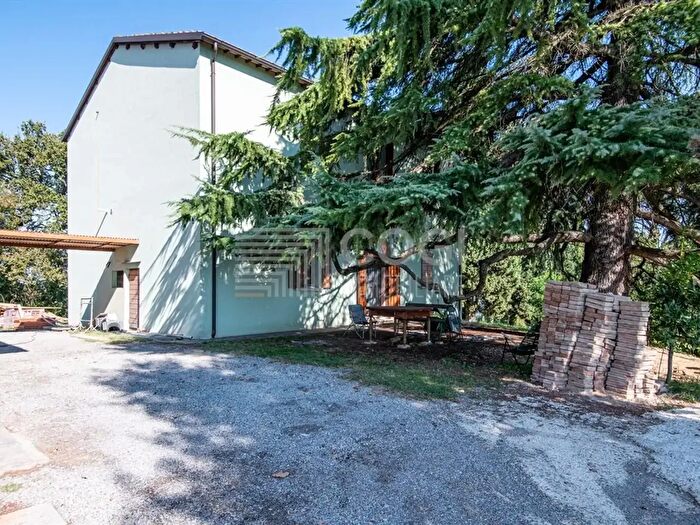Casa con 8 locali in vendita in Via Bergullo, Imola