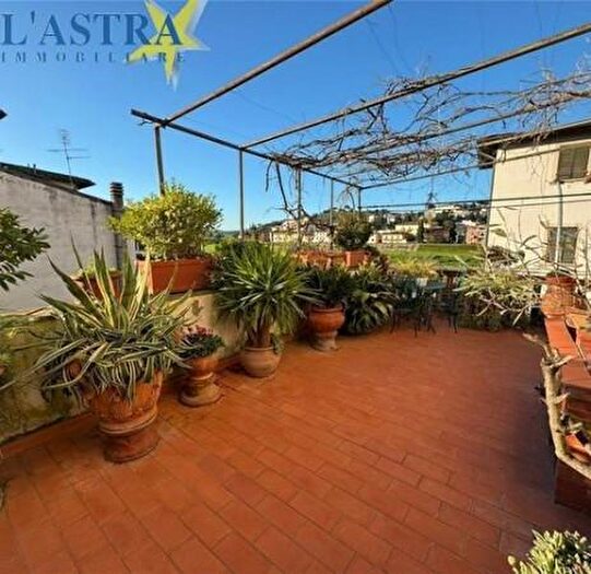 Appartamento con 6 locali in vendita in Signa