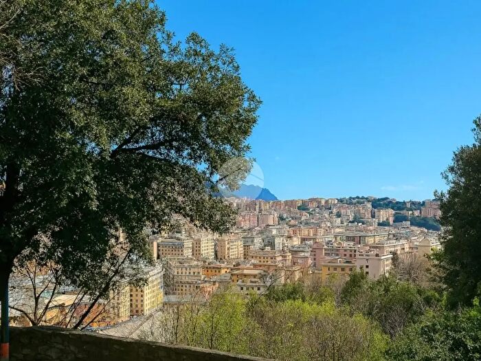 Appartamento quadrilocale in vendita in Via Cabella, Genova
