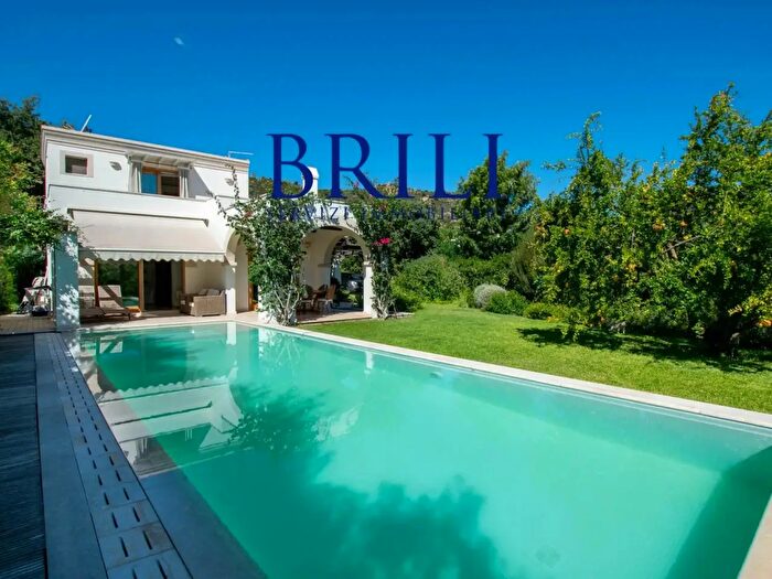 Casa con 6 locali in vendita in Is Molas, Pula