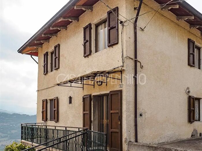 Casa con 6 locali in vendita in Palagano