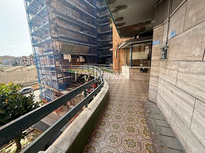 Appartamento trilocale in vendita in Via Consalvo, Napoli