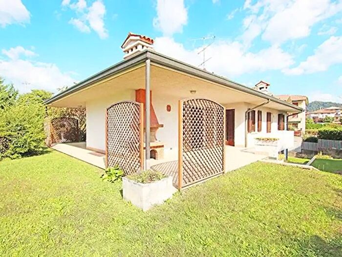 Casa con 8 locali in vendita in Via Ippolito Nievo, Mozzo