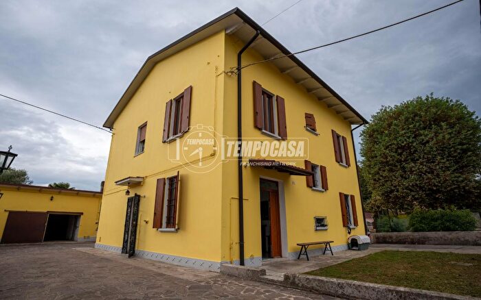 Casa con 5 locali in vendita in Via Chiesa Alberone, Cento
