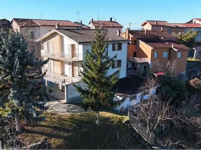 Casa con 6 locali in vendita in Via Maestra, Montezemolo
