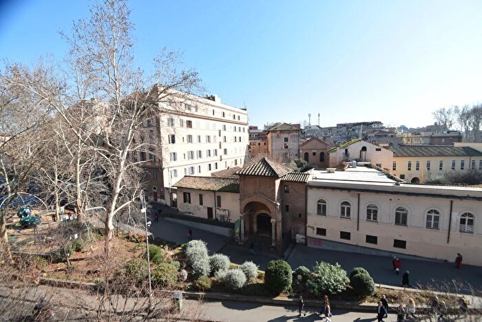 Appartamento trilocale in vendita in Via Roma Libera, Roma