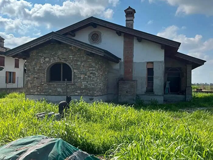 Casa con 8 locali in vendita in Suzzara