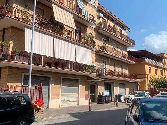 Appartamento trilocale in vendita in Via Giarratana, Roma