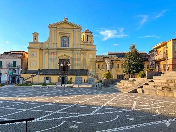 Appartamento trilocale in vendita in Piazza Nicola Amodio, Pollena Trocchia