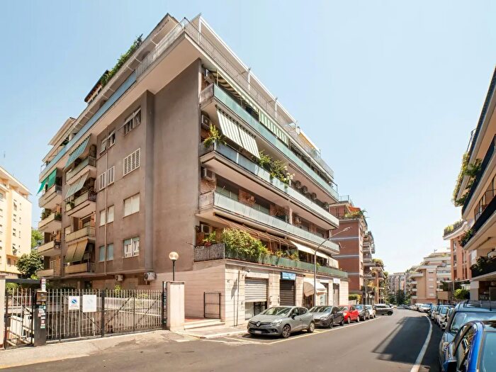 Appartamento trilocale in vendita in Via Pasquale Revoltella, Roma
