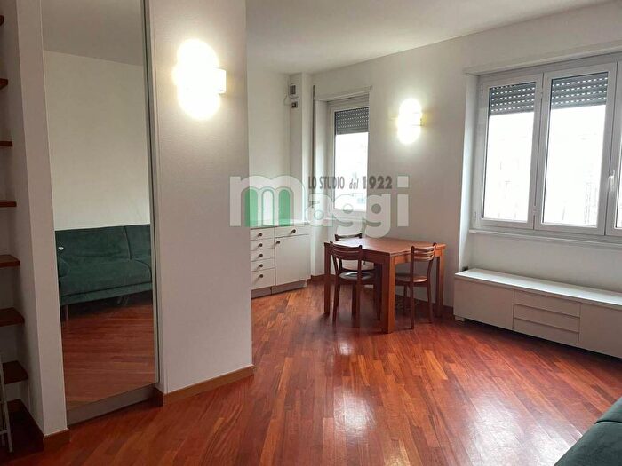 Appartamento trilocale in affitto in Via Melchiorre Gioia, Centrale, Milano