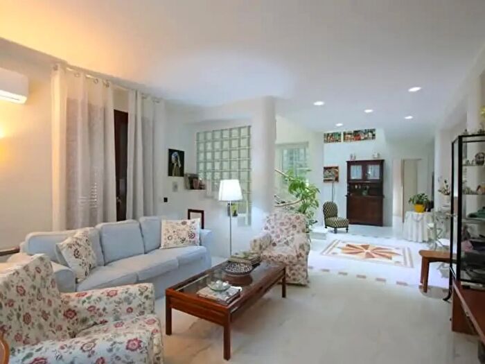 Casa con 8 locali in vendita in Floridia