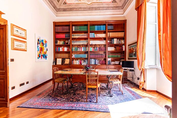 Appartamento con 12 locali in vendita in Via Giuseppe Manno, Sassari