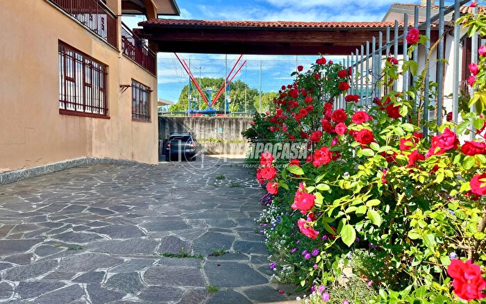 Casa con 8 locali in vendita in Via S Giovanni Bosco, Casatenovo